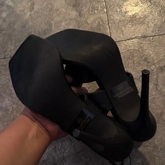 Elegant Black Leather Sandals - Picture 4 of 9